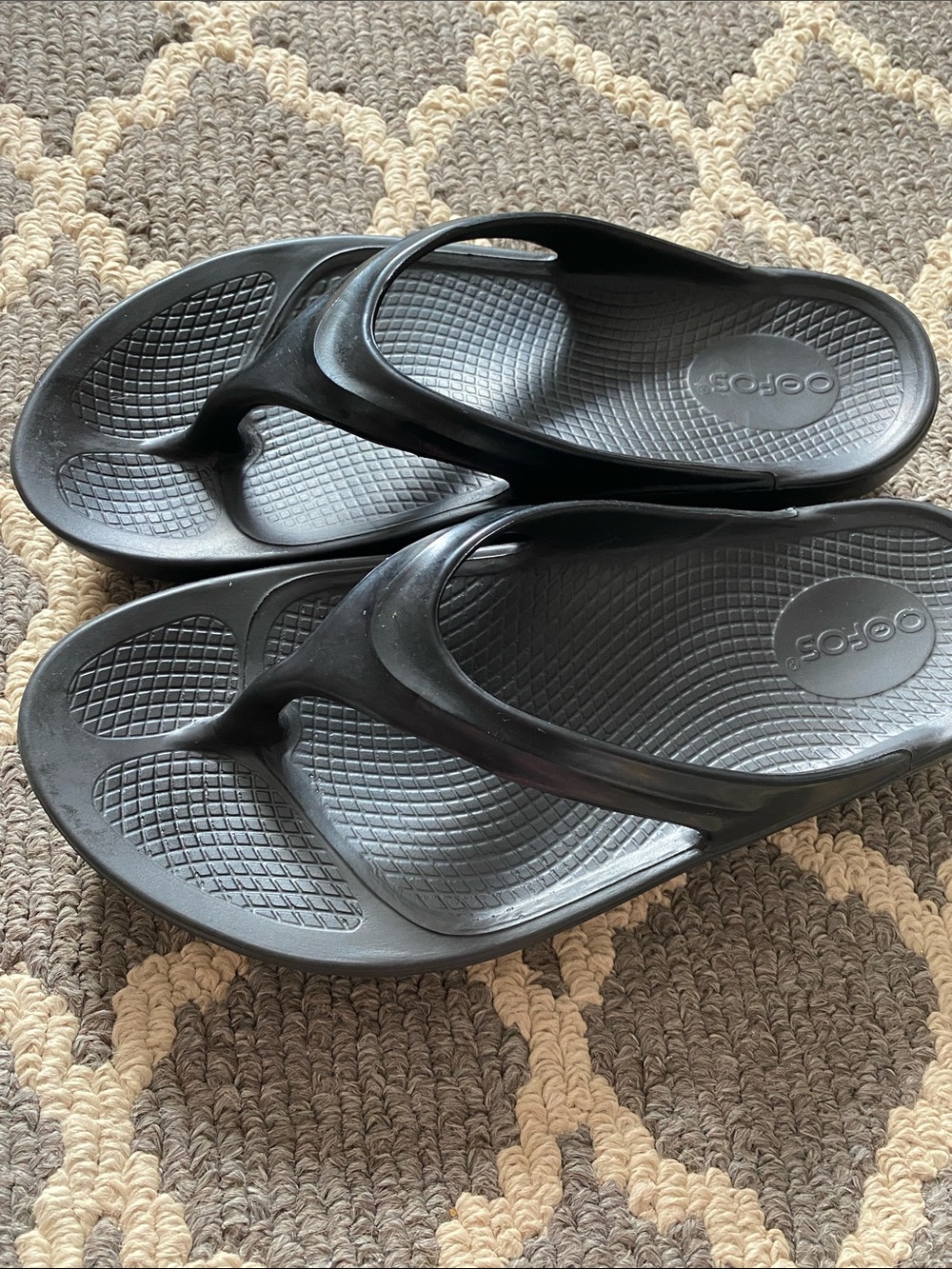 OOFOS Men’s Recovery Flip Flops in Black